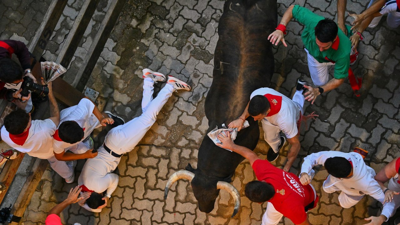 Los peligrosos toros de Jandilla protagonizan un quinto encierro limpio y rápido