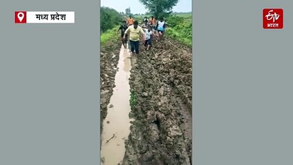 विधायक को वादा याद दिलाने रिपोर्टर बने ग्रामीण, मौके से बताया खस्ताहाल रोड का हाल