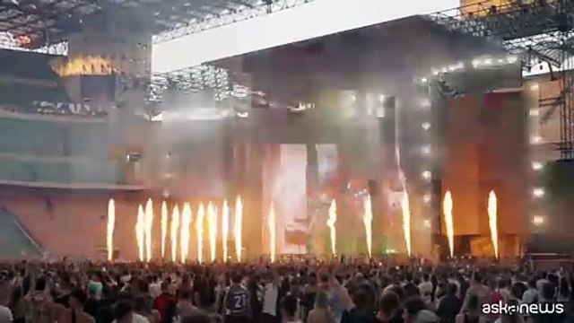 Lazza a San Siro, tra rap, famiglia, tanti amici e il Milan