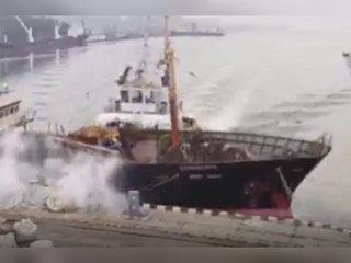Schlepper rammt Fischerboot im russischen Hafen und flieht 🚢