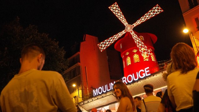 Un an après leur chute, les ailes du Moulin-Rouge tournent de nouveau