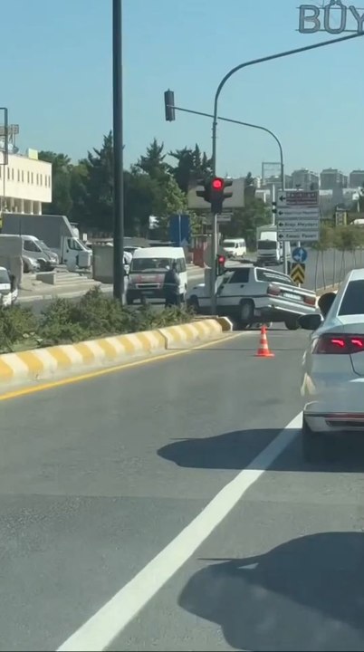 Şanlıurfa’nın Eyyübiye ilçesinde meydana gelen trafik kazasında, kontrolden çıkan otomobil trafik ışığı direğine çarptı.