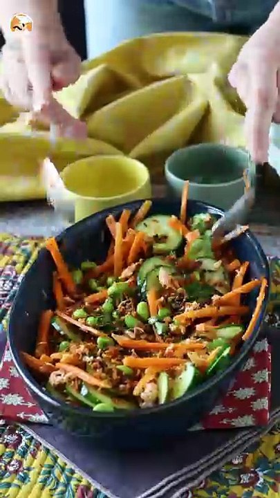 Ensalada de arroz crujiente con salmón y un toque picante