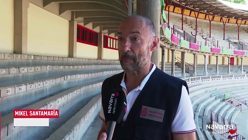La brigada canina de policía foral trabaja en la Plaza de Toros