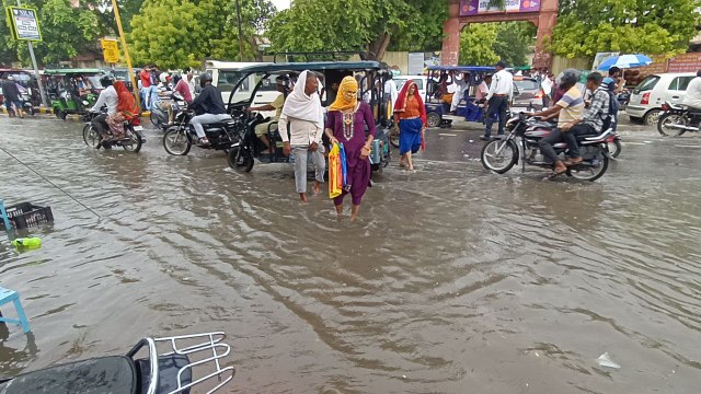 अलवर में थोड़ी सी बारिश और सामान्य चिकित्सालय के पास भरा पानी