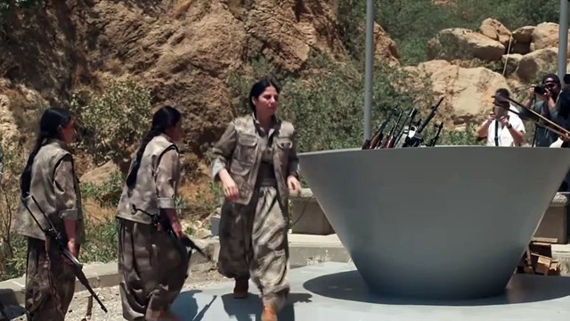 PKK'nın silah bırakma töreni bitti: KCK yöneticisi Bese Hozat törene katıldı ve silahını bıraktı