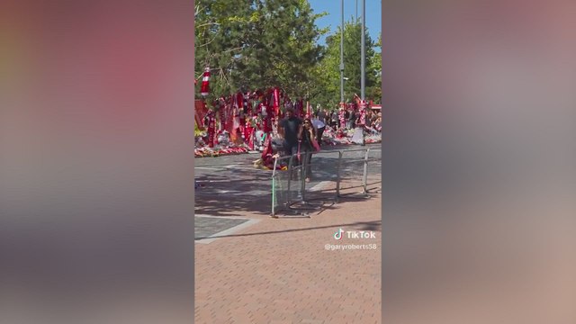 Alisson conforta um torcedor na homenagem do Liverpool a Diogo Jota