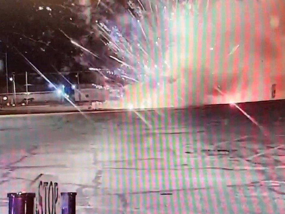 Feuerwerkszelt gerät in Brand und explodiert spektakulär