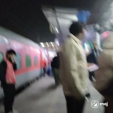 Experience the vibrant pulse of travelers, vendors, and urban energy! #NewDelhiVibes #RailwayStation #CityPulse