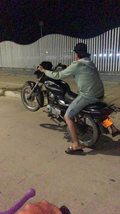 El mejor parando moto