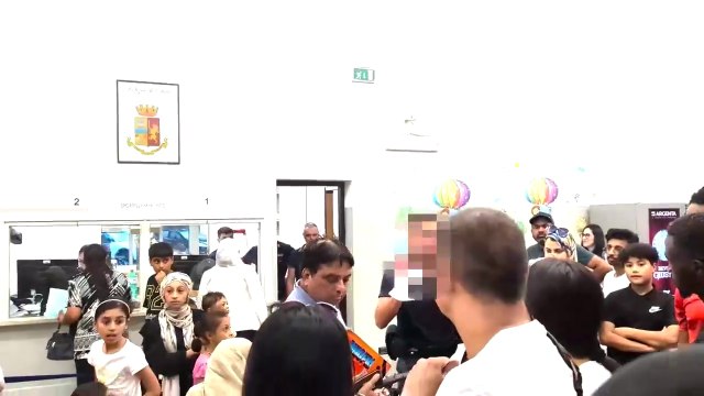 Ufficio immigrazione, la discussione tra il poliziotto e gli immigrati in sala d'attesa