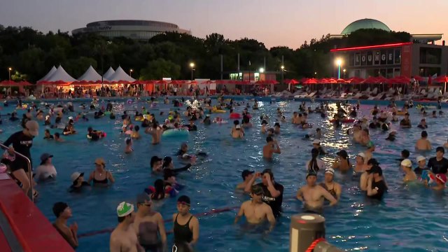 밤에도 식지 않는 무더위...한강 야외 수영장 '북적' / YTN
