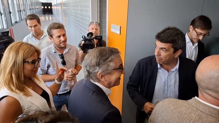 Rifirrafe entre Mazón y la alcaldesa de Petrer (Alicante) delante de las cámaras