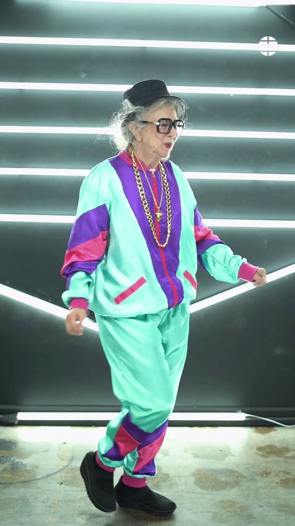 Un restaurante de la neoyorkina Staten Island se ha hecho viral por contratar solo a abuelas de diferentes pa�ses. Enoteca Mar�a, tambi�n conocido como Nonnas of the world, ofrece una experiencia gastron�mica diferente.

Cada d�a cocina una abuela de un pa�s diferente las recetas m�s tradicionales de su lugar de origen. As� se puede disfrutar de la mejor comida de mano de las mejores cocineras.

La historia de este restaurante ha servido de inspiraci�n a una pel�cula de Netflix que se llama Nonnas.