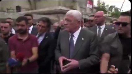 Müsavat Dervişoğlu eski askeri alnından öptü