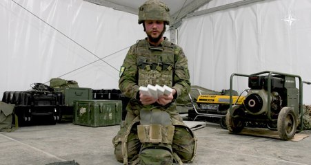 La OTAN desvela qué hay en la mochila de combate de un infante de Marina español en misión