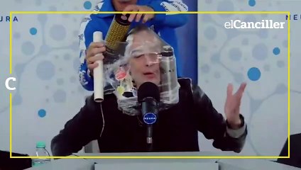 Tronco casi se ahoga con papel film para demostrar su fanatismo hacia Milei