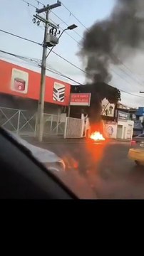 VÍDEO: Fios são incendiados em avenida da Cidade Baixa e assusta moradores