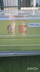 Le kitman du Standard, Geoffray Ramackers, prépare le terrain avant l'arrivée des joueurs