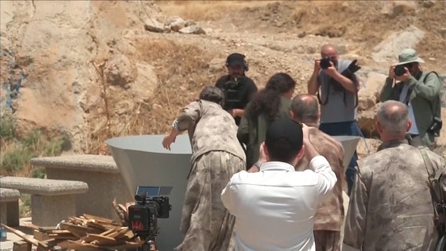 Combatientes del PKK queman armas durante una ceremonia de desarme en el Kurdistán iraquí