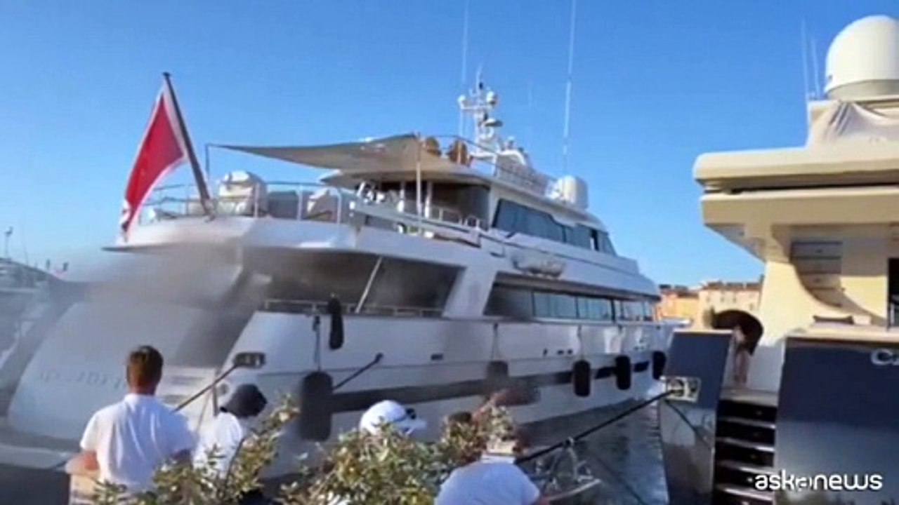 Yacht di lusso va a fuoco nel porto di Saint Tropez