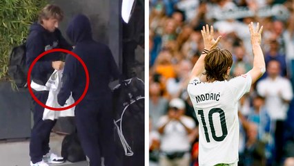 Luka Modric le regala su última camiseta a Güler y se dan un abrazo de despedida