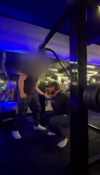 Un joven intenta hacer sentadillas en una máquina Smith con 140 kg, fracturándose ambas piernas y dislocándose el pie derecho durante el ejercicio