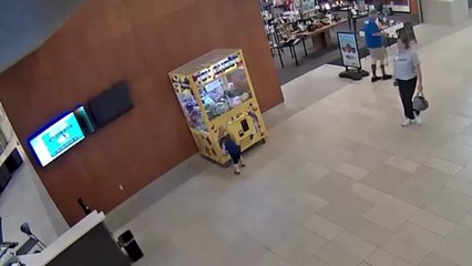 Un niño queda atrapado dentro de una máquina de garras de juguete en Ohio