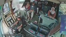 Terekam CCTV, Bus 168 Tabrak Toko Bangunan di Jalur Rawan Kecelakaan Bayeman