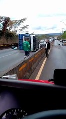 Caminhão tombou próximo a Barragem do Paranoá