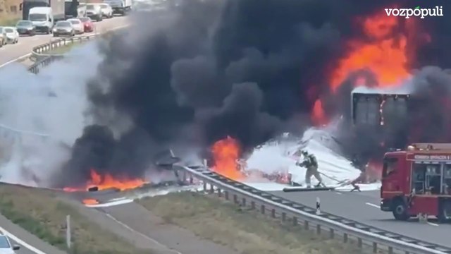 Aparatoso incendio por un choque múltiple entre una furgoneta y tres camiones en la A-23 de Teruel