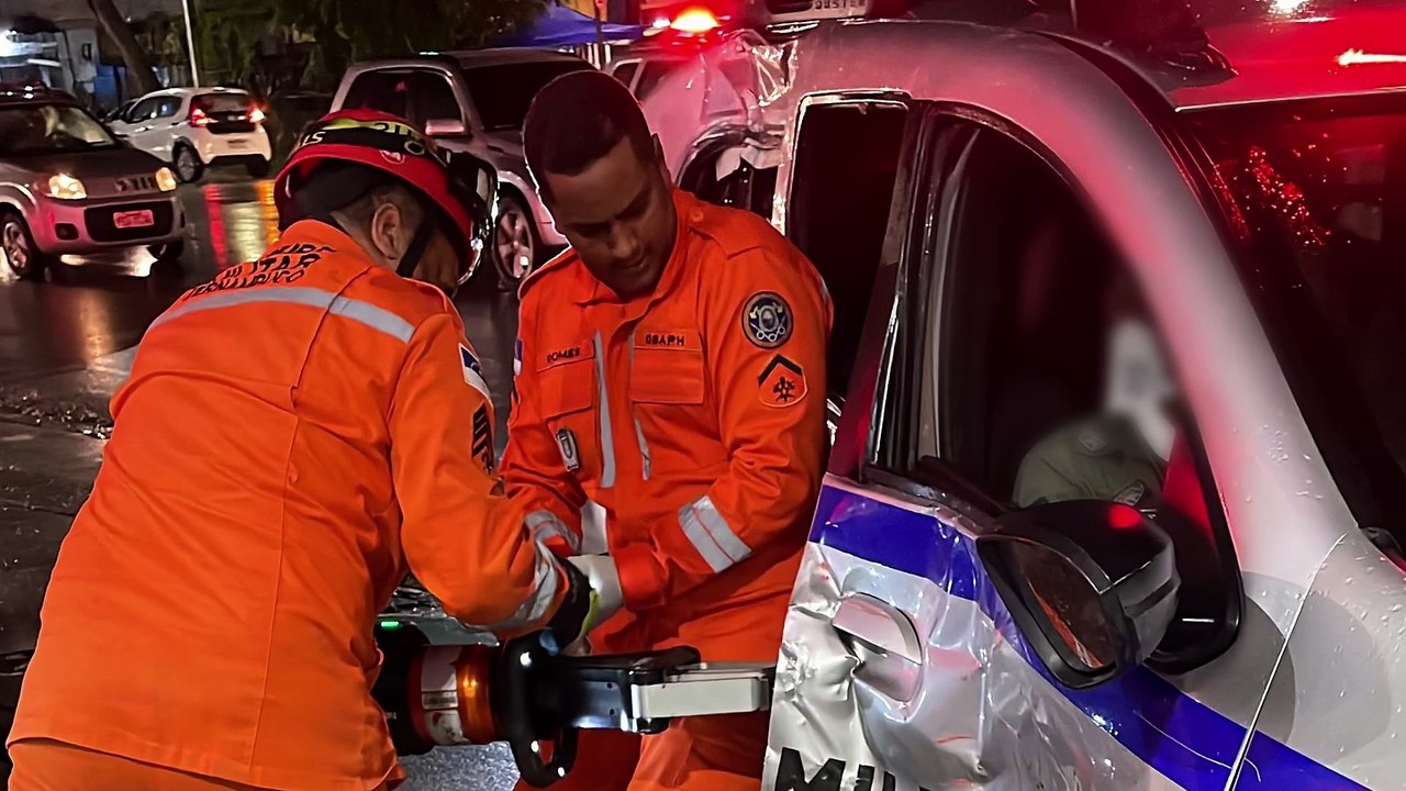 Caos no trânsito: acidentes em sequência envolvem viaturas policiais e caminhão em cruzamento movimentado da cidade