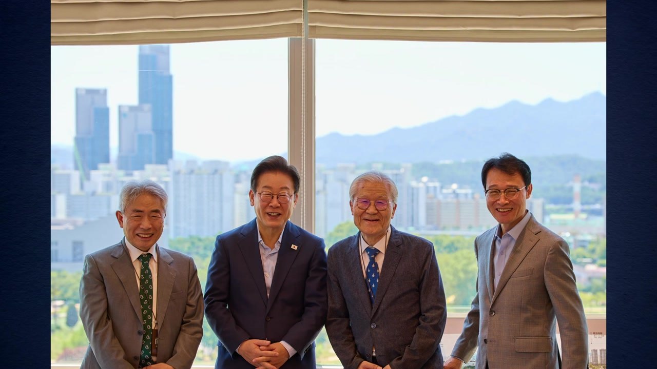 이 대통령, '보수 논객' 조갑제·정규재와 오찬..."국민 통합 앞장서겠다" / YTN