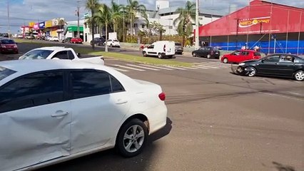 Dois veículos Corolla se envolvem em acidente na Avenida Brasil