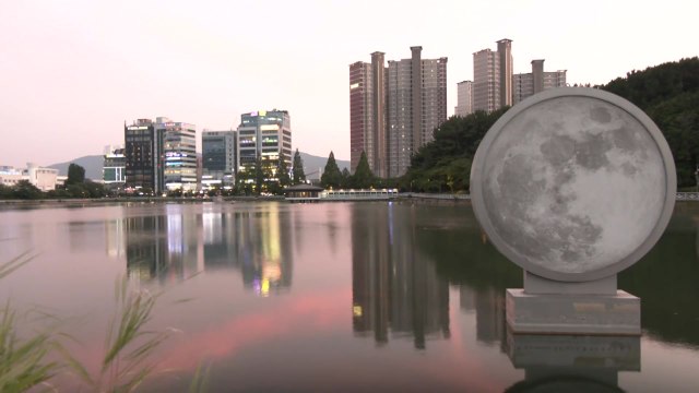 [영상] 폭염 식히는 분수...창원 용지호수공원 / YTN