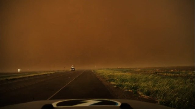 Des automobilistes prisonniers d'une tornade au Texas