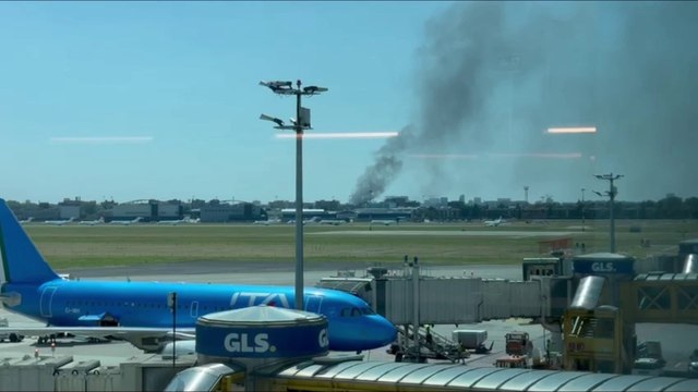Incendio in un campo nomadi a Milano, alta colonna di fumo