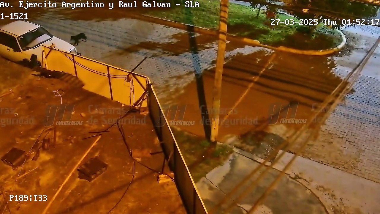 Robaron una rueda en barrio 20 de Junio: los atraparon por las cámaras de seguridad