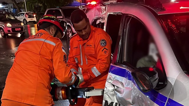 Caminhão ultrapassa sinal vermelho e causa grave acidente com viatura policial: tudo capturado por câmeras de segurança