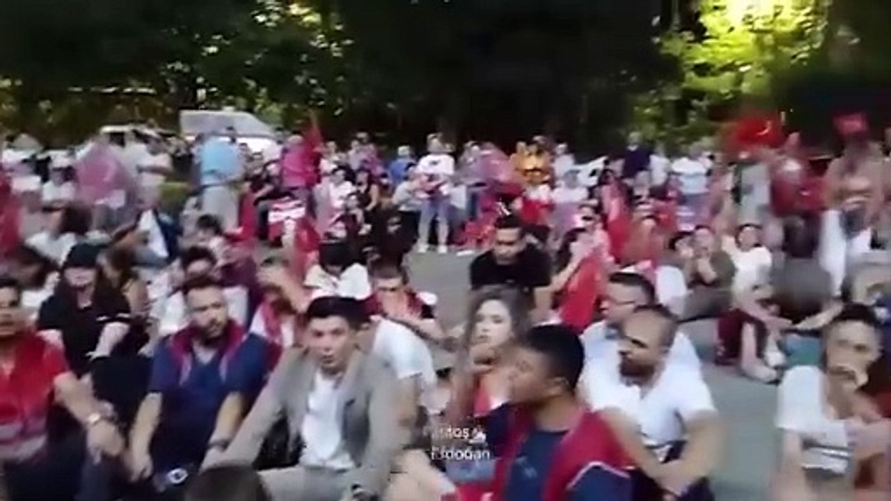 Yurttaşlar Murat Çalık için belediyeye akın etti!