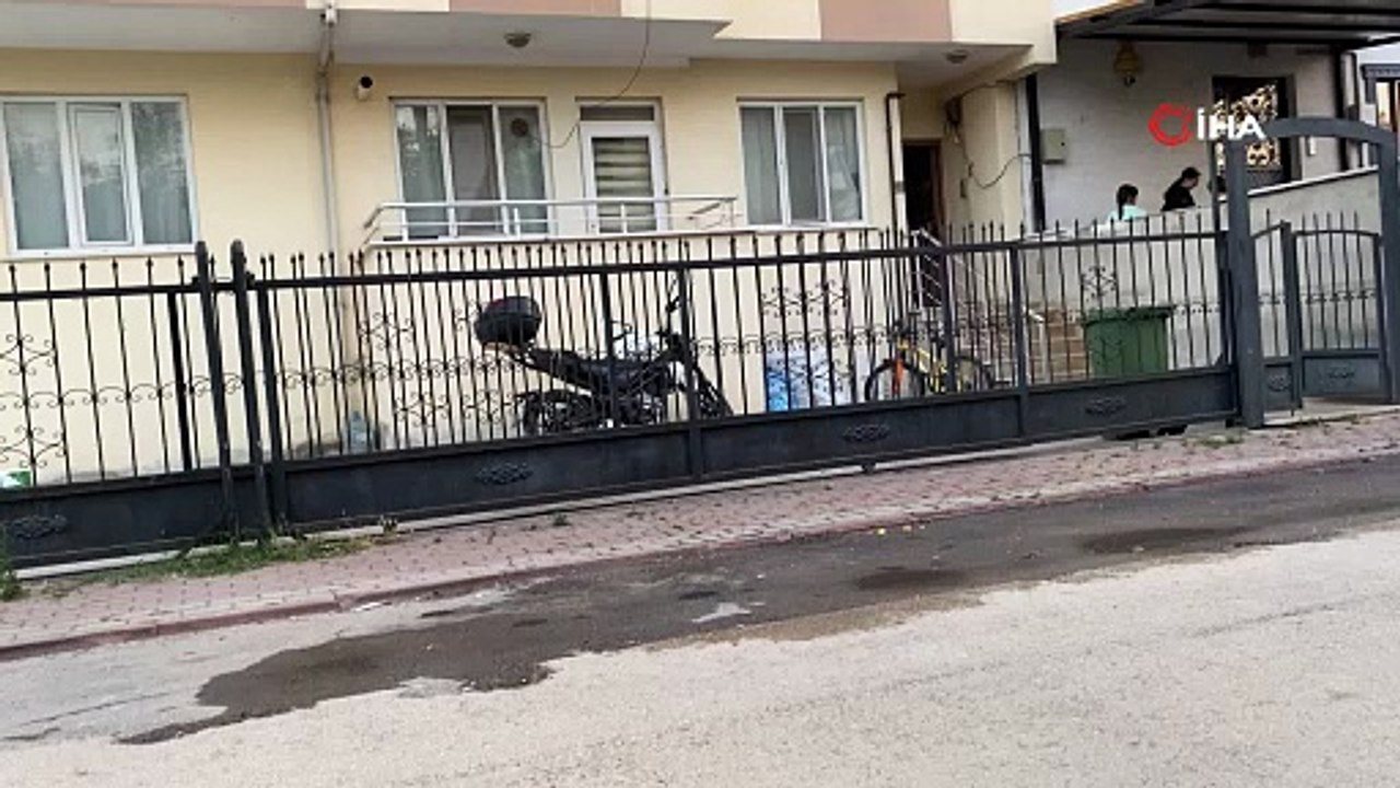 Bursa\'da feci kaza: Çocuğun üzerine demir kapı devrildi