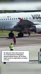 Hombre se lanza a motor de avión en Bérgamo: así fue el incidente viral