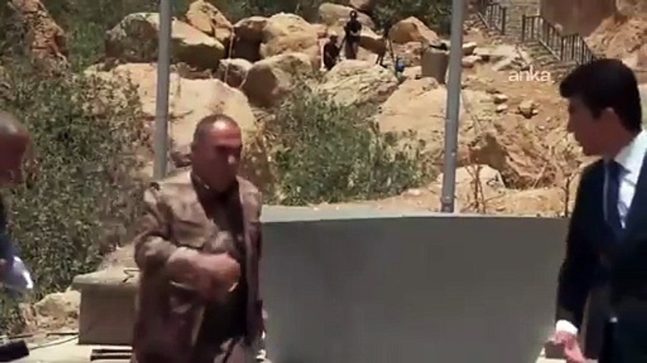 🇮🇶🇹🇷  Aujourd’hui, le PKK a déposé les armes et les a brûlées symboliquement lors d’une cérémonie solennelle dans le Kurdistan irakien. Le PKK a abandonné la lutte armée contre la Turquie.