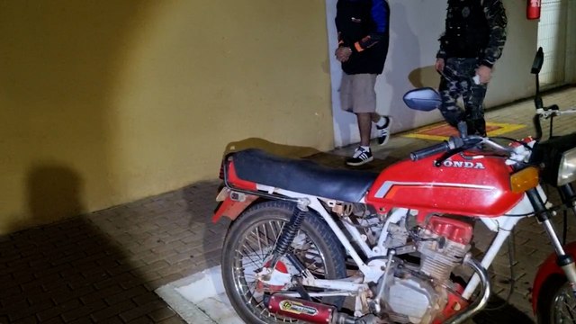 Nem tinha nascido! Rapaz de 21 anos é preso com moto que foi furtada há 25 anos em Cascavel