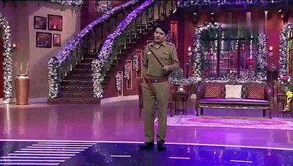 Kapil as police man flirting with Kareena best comedy