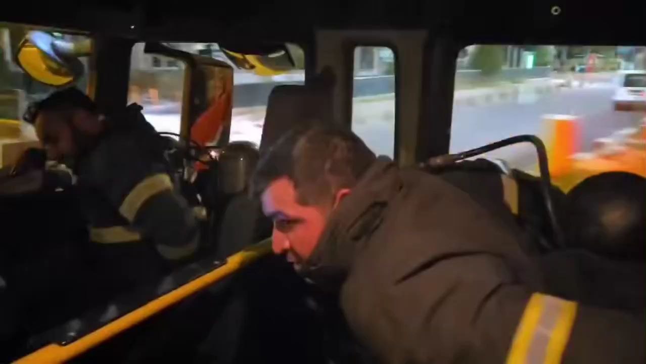 Şanlıurfa’nın Haliliye ilçesinde bir apartmanın son katında çıkan yangın, itfaiye ekiplerinin hızlı müdahalesi sayesinde büyümeden kontrol altına alındı.