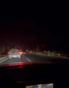 Şanlıurfa’nın Karaköprü ilçesi Kabahaydar mevkiinde gece geç saatlerde meydana gelen kazada, kontrolden çıkan bir TIR yol kenarındaki ağacı devirerek durabildi.