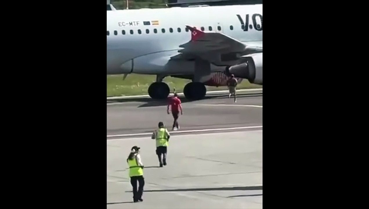 Tragedia a Orio al Serio: il video-choc dell'uomo che si getta nel motore di un aereo. La Procura indaga per istigazione al suicidio