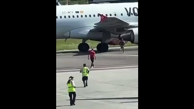 Tragedia a Orio al Serio: il video-choc dell'uomo che si getta nel motore di un aereo. La Procura indaga per istigazione al suicidio