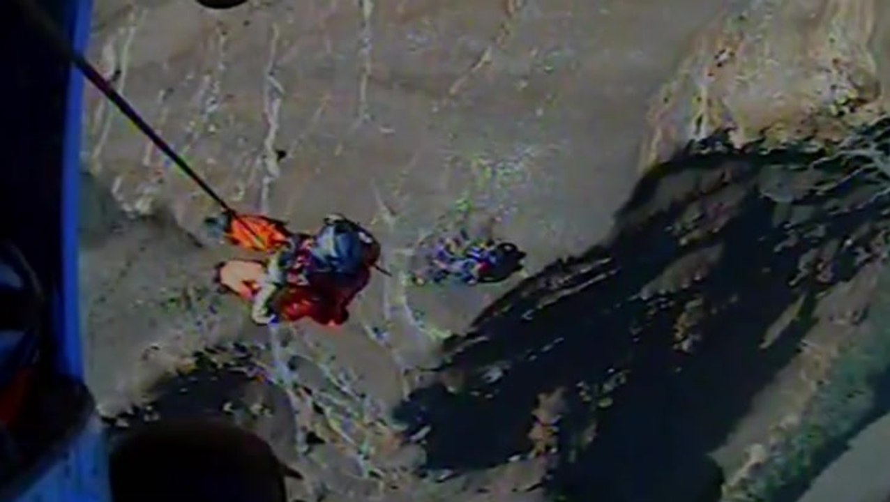 Two teenage boys airlifted to safety after getting stuck on cliff whilst hiking in Oregon